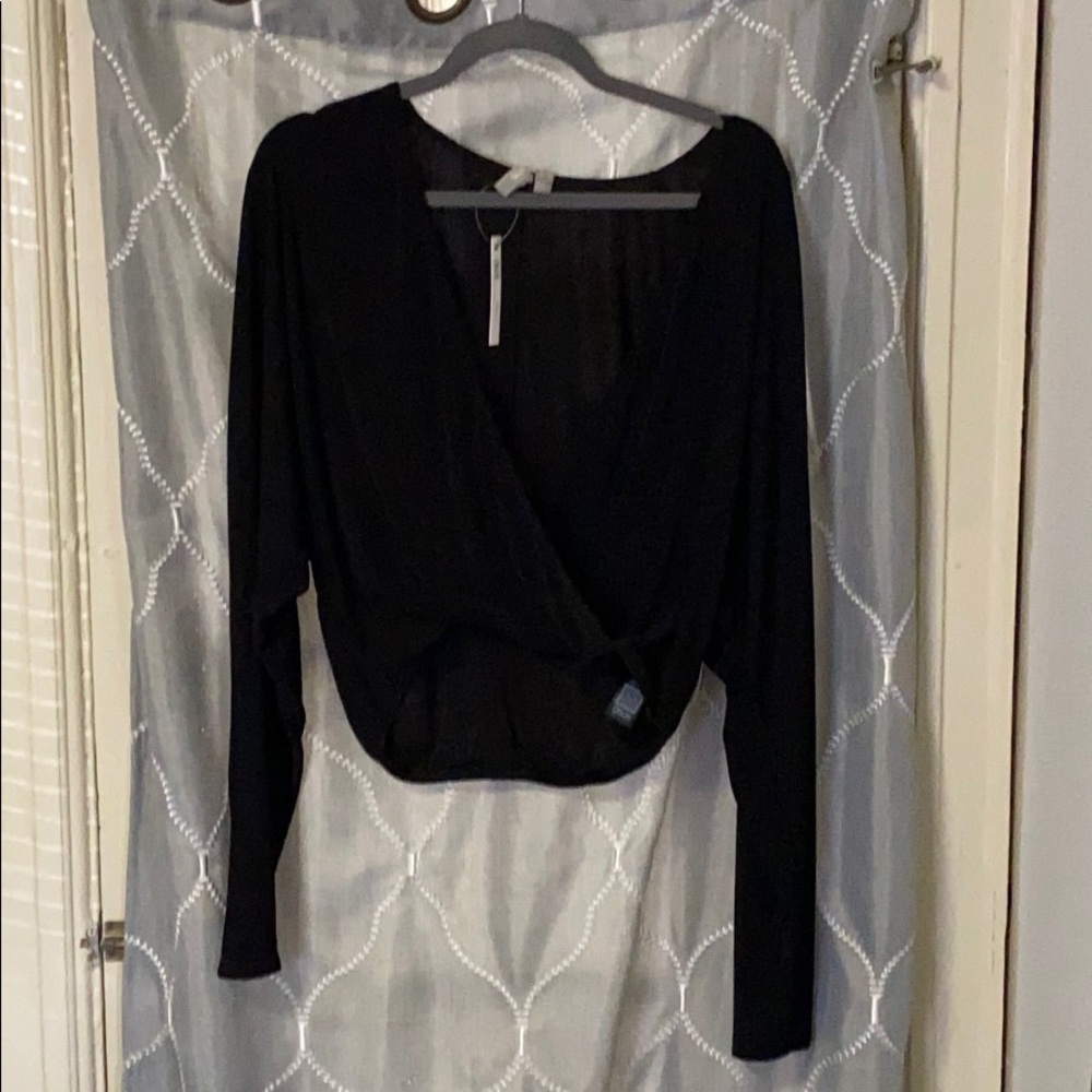 Black Cross-Cleavage Neck